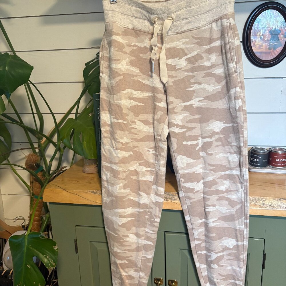 Athleta Balance camo joggers in a soft neutral palette 🤍